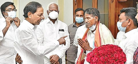Chief Minister K Chandrasekhar Rao speaks to Padma Shri awardee Sakinam Ramachandraiah at Pragathi Bhavan in Hyderabad on Tuesday. (File photo)