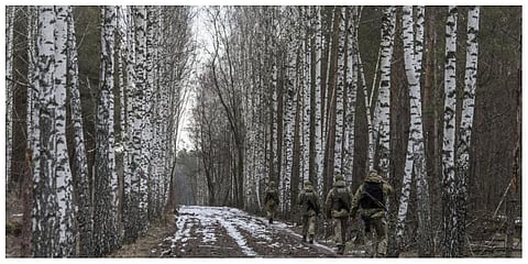 Ukrainian border guard officers patrol the Ukrainian-Belarusian state border at a checkpoint in Novi Yarylovychi, Ukraine on Monday, February 21, 2022.( Photo: AP)