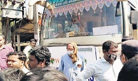 Villagers detain the bus and Tata officials at Parulia Chowk. (Photo| EPS)