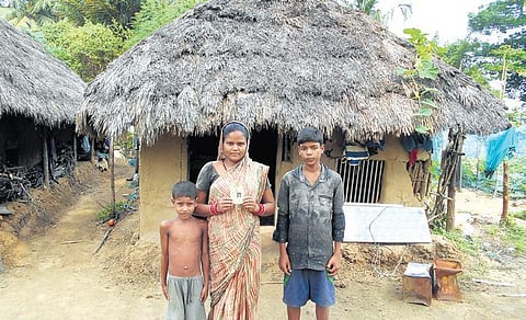 One of the voters Manorama Behera with her two children in Satabhaya (Photo | EPS)