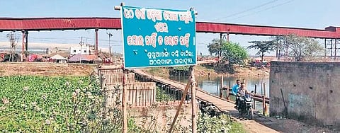 Sukha Khala residents put up banners threatening to boycott ULB polls. (Photo | EPS)