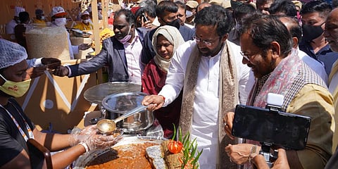 Union Minister Mukhtar Abbas Naqvi at Hyderabad's Hunar Haat. (Photo| Twitter)