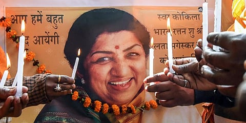 People light candles to pay tribute to veteran singer Lata Mangeshkar at Sant Pashupatinath Vedic School, in Patna.(Photo | PTI)