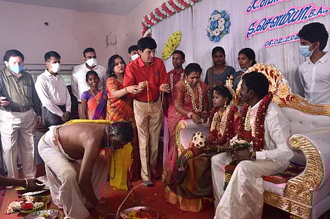 Tamil Nadu Health Secretary J Radhakrishnan handing over the mangalsutra to the groom at Sowmya's wedding in Nagapattinam on Sunday (Photo | Express)