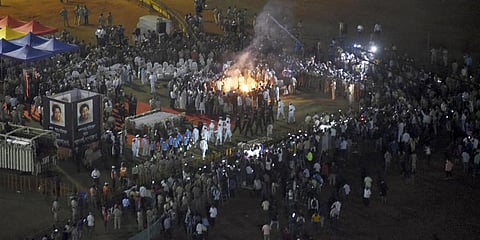Last rites of legendary singer Lata Mangeshkar at Shivaji Park, in Mumbai. (Photo | PTI)