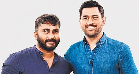 Ramesh Thamilmani (L) with MS Dhoni. (File photo| EPS)