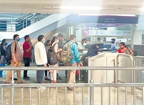 A long queue in front of the AFC gate at the scene of the incident