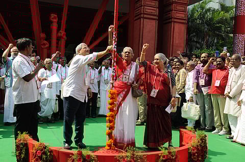 Sitaram Yechuri (L) and Subhashini Ali helping Mallu Swarajyam to host the party flag at the venue of 22nd CPI-M party congress at RTC Kalyana Mandapam, Hyderabad. (Photo | Sayantan Ghosh, EPS)