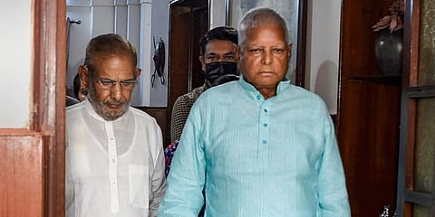 Rashtriya Janta Dal supremo Lalu Prasad Yadav meets LJD leader Sharad Yadav in New Delhi. (File photo| PTI)