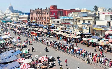 The serpentine queue of devotees waiting to enter Srimandir. ( Photo | EPS)