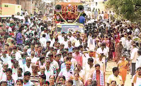 Residents and villagers from surrounding areas take part in a procession carrying Naveen Gyanagoudar’s body, at Chalageri village, Haveri district, on Monday | Express