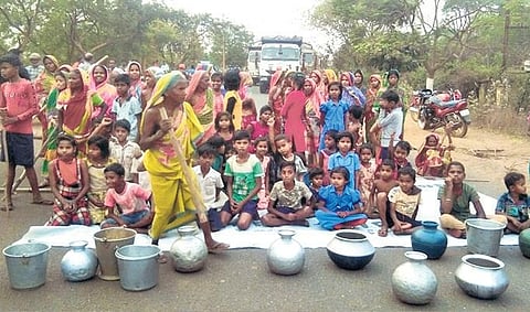Villagers blocking road near Pankapal Sasan with empty pitchers and buckets | Express