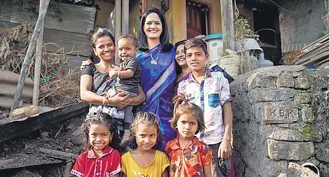 Dr Aparna Hegde with an mMitra subscriber and children in Mumbai