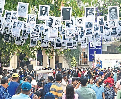 Visitors throng the 19th edition of Chitra Santhe in Bengaluru on Sunday . ( Photo | EPS)