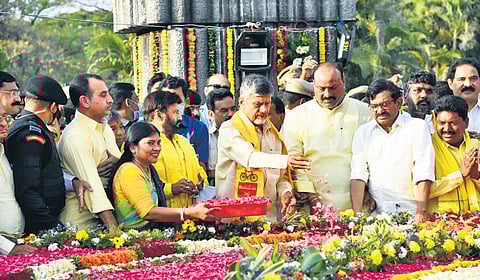 TDP national president Chandrababu Naidu pays tributes to NTR at NTR Ghat on the occasion of the 40th party formation day in Hyderabad on Tuesday. ( Photo | EPS)