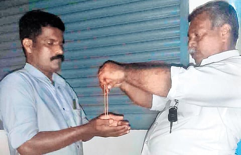 Mansoor P, the taxi driver handing over the lost chain to a relative of Sony