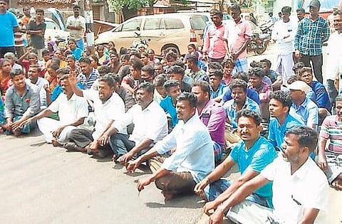 Relatives of the girl block the Nagore-Nagapattinam Road in protest | Express