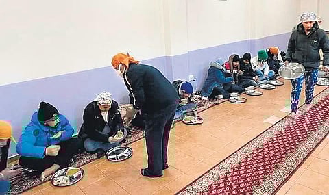 Food is served to the students arriving from Ukraine | EXPRESS