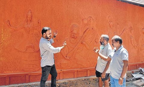 As part of Mannarangu, artists sculpt pictorial representation of poet Kumaran Asan’s popular poem 'Chandalabhishuki' on the well inside Bharath Bhavan at Thycaud | B P Deepu