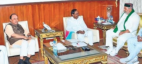 2024 elections in mind, KCR meets Swamy, Tikait in Delhi