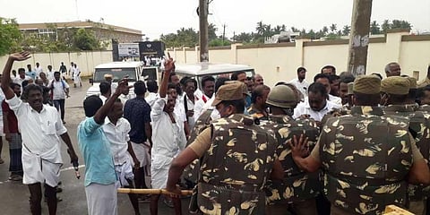DMK cadre getting into a scuffle with police personnel in Thalaignayiru on Friday | Express