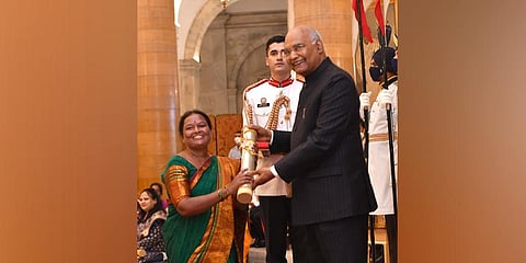 Shobha Gasti receiving the award from President Ram Nath Kovind