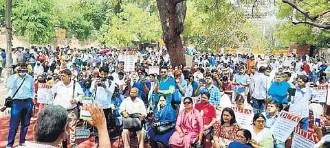 DUTA teachers protest to get permanent jobs near Jantar Mantar | express