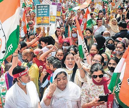 Mahila Congress members protest against rising fuel prices at Jantar Mantar on Thursday | Kabir Jhangiani