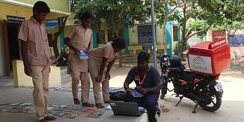 Poovarasan's mobile library in Tiruvannamalai town. (Photo| EPS)