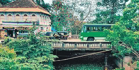 Vehicles pass through the old Vallakkadavu bridge | Special arangement