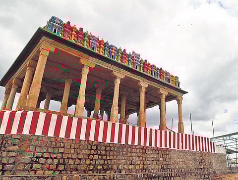 Thenur Mandapam on Vaigai riverbed near Vandiyur;