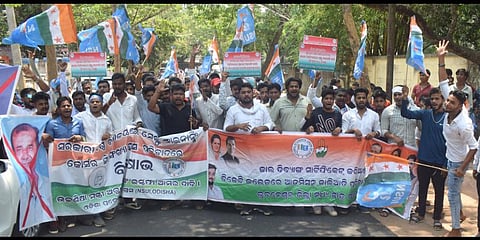 Odisha Chhatra Congress activists on Saturday gheraoed the residence of Higher Education Minister Arun Sahoo