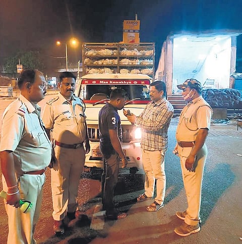 Breath analyser test being conducted by police in Bhubaneswar | Express