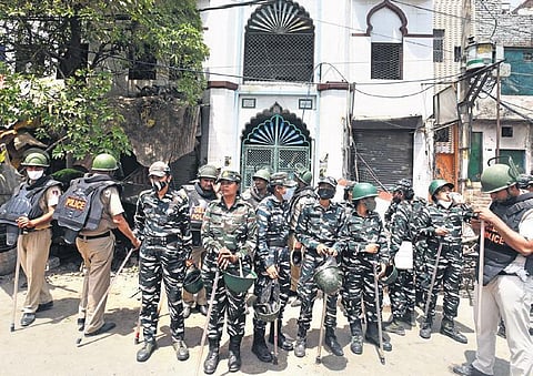 Police stand guard during the anti-encroachment drive in Jahangirpuri | parveen negi