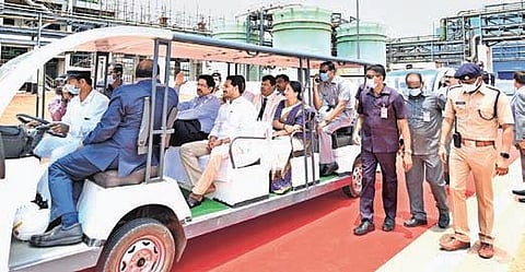 CM YS Jagan Mohan Reddy and Aditya Birla Group’s Kumar Mangalam Birla, at Balabhadrapuram village in Biccavolu mandal of East Godavari district | express
