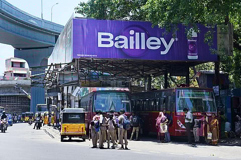 Due to lack of space, passengers at the Velachery Vijaya Nagar bus terminus are forced to wait in the scorching heat. (Photo | Ashwin Prasath, EPS)