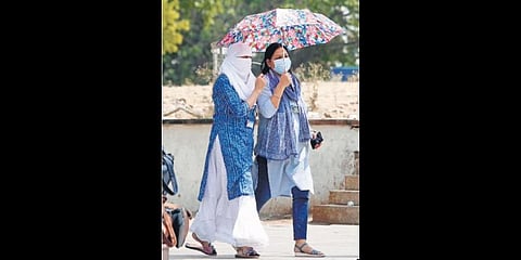 People take precaution to brave the hot spell in the capital which crossed 65 days. Surrounding areas in northwest and central India are also affected | Shekhar Yadav