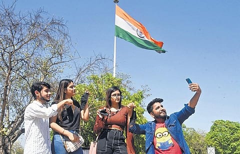 People click selfie without mask as Covid-19 restrictions are lifted | parveen negi
