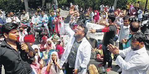 Health workers and nursing staff protest outside secretariat in New Delhi on Monday | Shekhar yadav