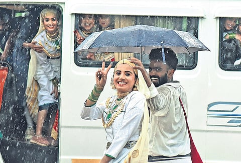 An oppana participant smiling at her friends while returning to her college vehicle after the competition