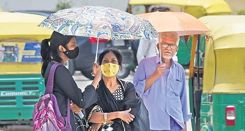 Citizens try to protect themselves from the scorching Sun on Saturday | VINOD KUMAR T