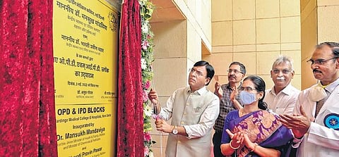 Union Health Minister Mansukh Mandaviya inaugurates OPD & IPD Block at Lady Hardinge Medical College on Monday. (Photo| PTI)