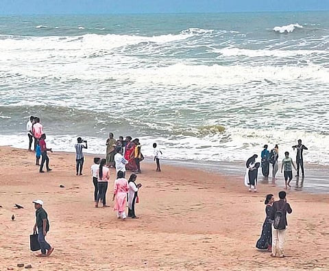 Despite cyclone warning, tourists enjoying at Gopalpur beach on Tuesday | Express