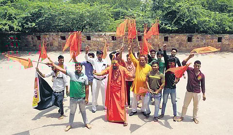 Members of right-wing group sing Hanuman Chalisa outside Qutub Minar demanding renaming of the monument | shekhar yadav
