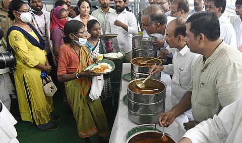 Telangana ministers T Harish Rao and Mahmood Ali and MLA T Raja Singh serve food after the inauguration of the scheme at Osmania General Hospital. (Photo| Vinay Madapu, EPS)