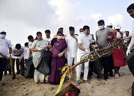 Vizag collector A Mallikarjuna, GVMC chief G Lakshmisha, mayor Golagani Hari Venkata Kumari & 200 ENC personnel take part in the drive. (Photo | G Satyanarayana, EPS)