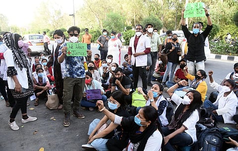 Contractual healthcare staff of government-run hospitals protest outside Delhi Secretariat raising their various demands. (File | Parveen Negi, EPS)