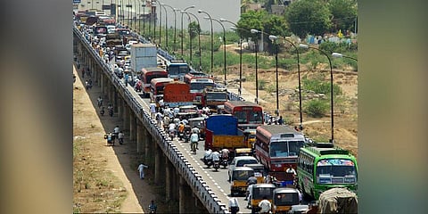 File photo of a traffic congestion at Palar bridge near New Bus Terminus in Vellore when a truck got stranded due to brake failure. (Photo | EPS)