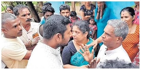 Members of Hindu groups accost Kuriachhan and Selvi at Kutta, Kodagu