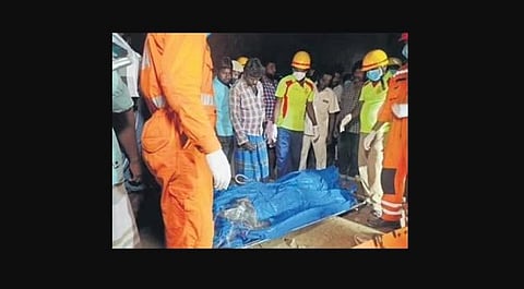 NDRF recovering the body. (Photo | V KARTHIKALAGU, EPS)